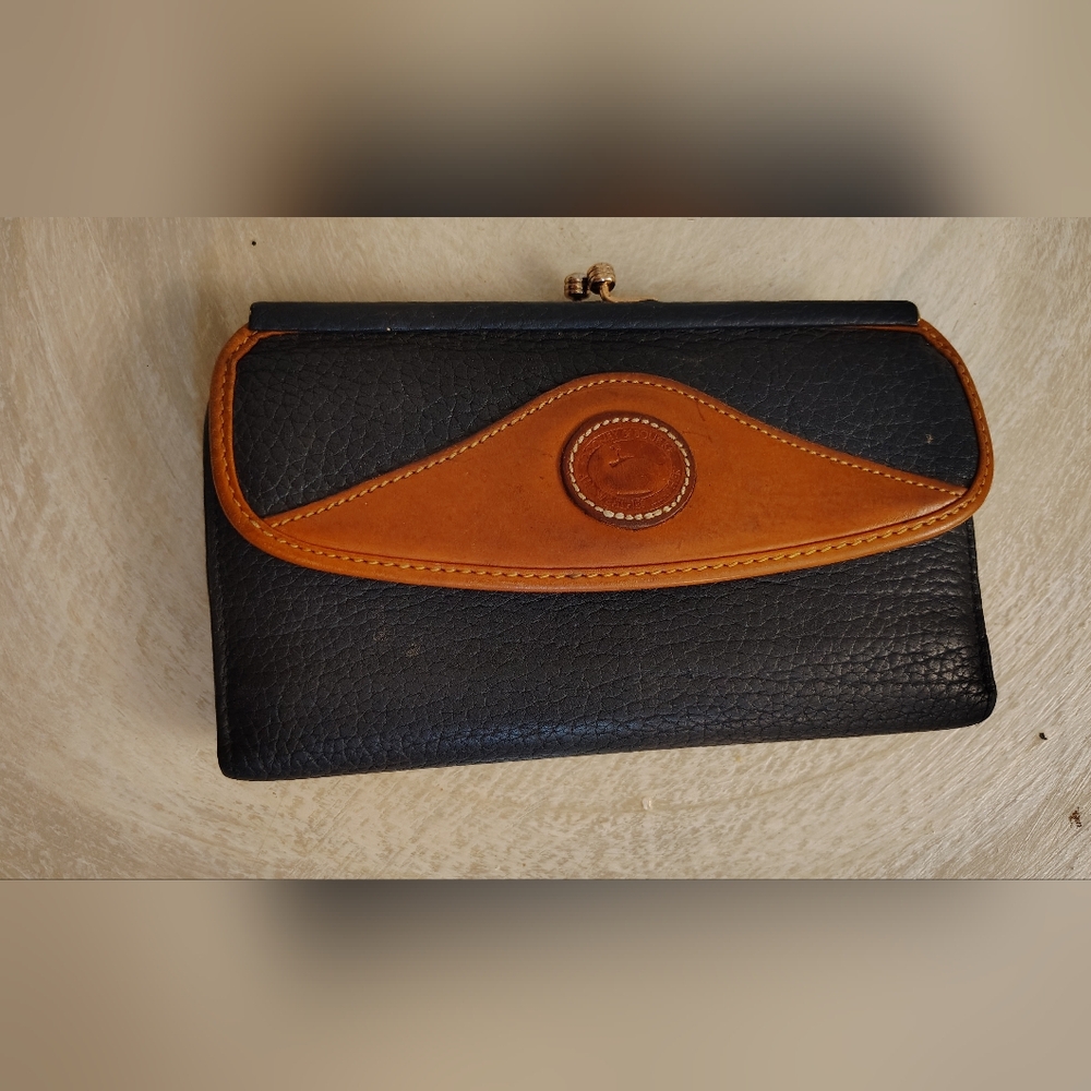 VINTAGE Dooney & Bourke Classic Pebbled Women's Leather Wallet Clutch